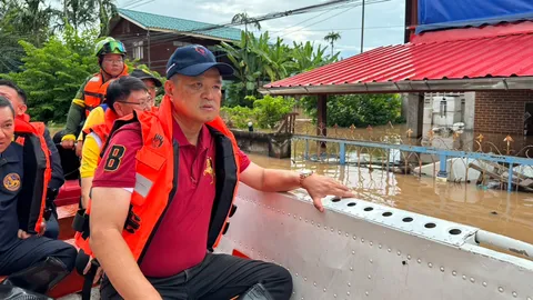 “อนุทิน” บินด่วนหนองคาย กราบขอโทษประชาชน ต้องลำบากเพราะน้ำท่วม (คลิป)