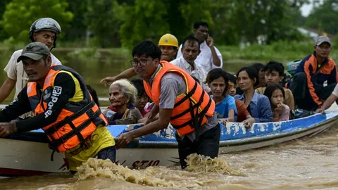 ฝนถล่มเมียนมา เหยื่อน้ำท่วม-ดินถล่ม พุ่ง 113 ศพ อพยพอีก 320,000 คน (คลิป)