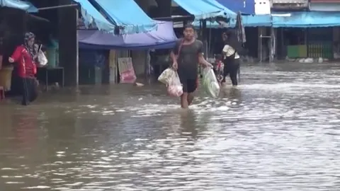 ฝนยังตกต่อเนื่อง น้ำไหลบ่าท่วมหลายพื้นที่ใน "สตูล" ชาวบ้านใช้ชีวิตลุยน้ำ