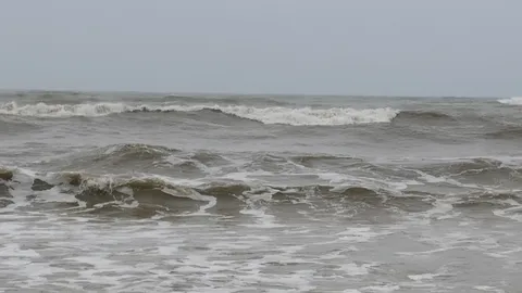 อิทธิพล "พายุดีเปรสชั่น" ทำคลื่นลมแรง "หาดบางสัก" เตือนห้ามเล่นน้ำทะเลเด็ดขาด