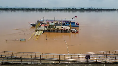 "น้ำโขงนครพนม" จ่อจุดเฝ้าระวังล้นตลิ่ง หยุดเดินเรือสำราญท่องเที่ยวชั่วคราว