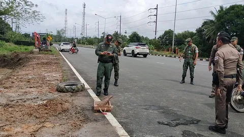 ชาวบ้านแตกตื่น พบ "ลูกระเบิด" สมัยสงคราม โผล่ระหว่างขุดร่องระบายน้ำ