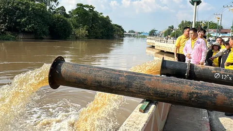 วราวุธ ดูสถานการณ์น้ำ อ.เมืองสุพรรณบุรี ขอสองฝั่งแม่น้ำท่าจีน ขึ้นไปอยู่ที่สูง