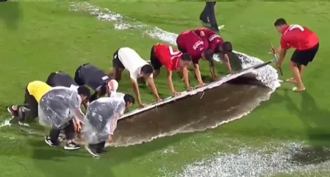 แฟนบอลคาใจ “คนดูแลสนาม” ชี้แจงปม “ไม่ปูผ้าใบ-ไม่มีที่รีดน้ำ” หลังฝนถล่มเกมไทย-ฟิลิปปินส์