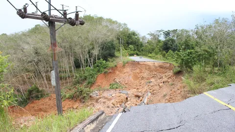 ทางหลวงยะรม อ.เบตง ติดป้ายเตือนดินสไลด์ ถนนถูกตัดขาด ทรุดพังกว่า 90 เมตร