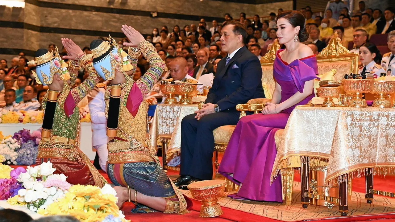 สมเด็จพระเจ้าอยู่หัวและสมเด็จพระนางเจ้าฯ ทอดพระเนตรโขนศิลปาชีพรอบปฐมทัศน์