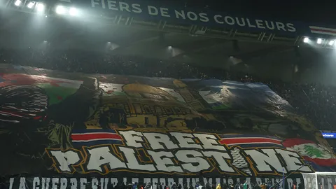 สงครามทำชีวิตพัง! PSG ชูป้าย “ปลดปล่อยปาเลสไตน์” 8 วันก่อน “อิสราเอล” บุกเยือน ฝรั่งเศส