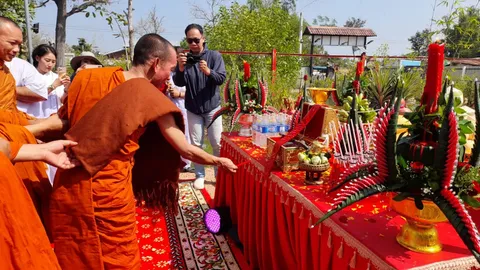 แห่ร่วมพิธีบวงสรวงสร้าง "องค์ท้าวเวสสุวรรณจีน" เชื่อ "เลขเด็ด" ประทัดจะให้โชค