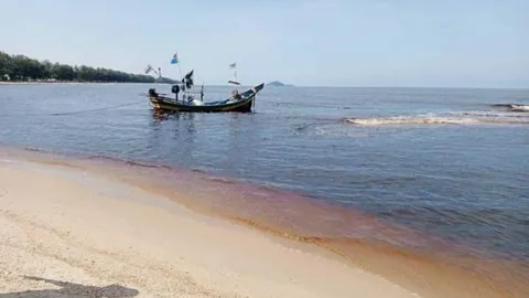 สำนักสิ่งแวดล้อม ตรวจสอบน้ำสีดำริมหาดเก้าเส้ง จ.สงขลา ยืนยันไม่ใช่น้ำมันดิบ