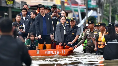 นายกฯ ควงสามี ลุยน้ำท่วมใต้ นั่งเรือแจกถุงยังชีพ เตือนอย่าลืมลงทะเบียนรับเงินเยียวยา