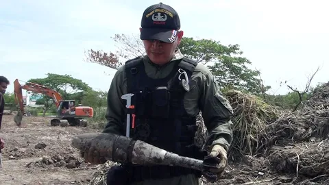 คนงานที่อยุธยาขุดบ่อเจอลูกปืน ค.120 ร้องอีโอดีช่วยกู้