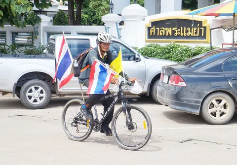 'ลุงทองใบ' ปั่นจักรยานจากสุโขทัยมุ่งหน้า กทม. ถวายสักการะพระบรมศพ