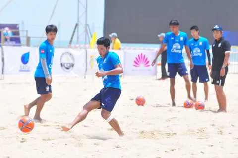 แข้งชายหาดไทยซ้อมเข้มเกมรุก หวังกำราบ ‘โอมาน’ นัดเปิดสนาม