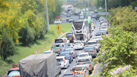 ถนนมิตรภาพจราจรขาออกคับคั่ง ทางเลี่ยงเมืองโคราช ติดขัดยาว 5 กม. (คลิป)