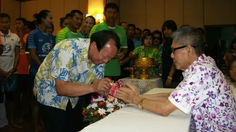 นายกฯลูกยางนำนักกีฬาวอลเลย์บอลชายหาดไทย รดน้ำขอพร 'กิจ พฤกษ์ชะอุ่ม'