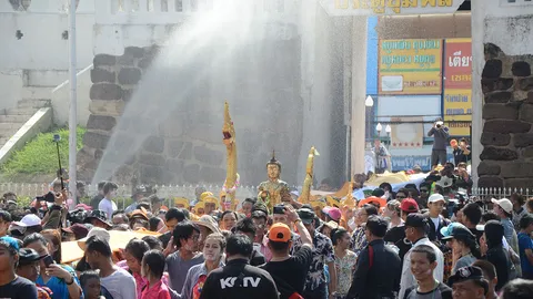 สงกรานต์ยังม่วน! ทั้งถ.ข้าวเหนียว อุโมงค์น้ำบุรีรัมย์ แห่พระโคราช 