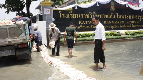 ครึ่งวันน้ำยังไม่ลด! ราชวินิตบางแก้ว กั้นกระสอบทราย เร่งสูบระบายออก