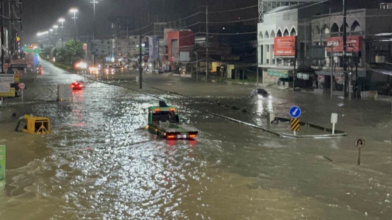 พัทยาเจอฝนกระหน่ำ ทำน้ำท่วมถนนช่วงเช้ามืด ต้องประกาศห้ามรถสัญจรผ่าน