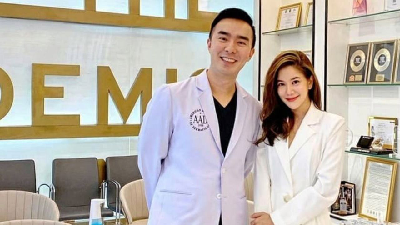 เพิ่งกลับจากภูเก็ต ก้อย-รัชวิน ก็ควงว่าที่เจ้าบ่าว ตูน-อาทิวราห์ ไปที่ The Demis Clinic สัมมากรเพลส รามคำแหง ให้ หมอโจ้ ช่วยดูแลความสวยความหล่อก่อนจูงมือเข้าพิธีวิวาห์วันเสาร์นี้.