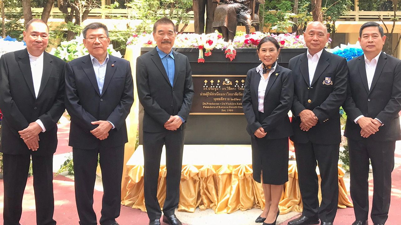 อนุสาวรีย์ ดร.ประวิช รัตนเพียร เป็นประธานเปิดอนุสาวรีย์ ดร.ประชุม–ดร.วิจิตรา รัตนเพียร ผู้ก่อตั้งมหาวิทยาลัยรัตนบัณฑิต โดยมี ถิรชัย วุฒิธรรม, อิทธิ ศิริลัทธยากร และ ดร.ประเวช–ดร.วาชิต–ดร.วิชุดา รัตนเพียร มาร่วมพิธีด้วย ที่มหาวิทยาลัยรัตนบัณฑิต ลาดพร้าว วันก่อน.