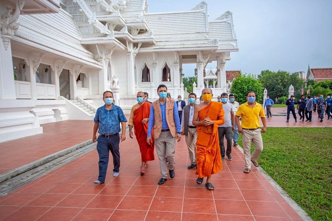 ในช่วงโควิด-19 ระบาด พระศรีโพธิวิเทศ (สุพจน์) เจ้าอาวาสวัดไทยลุมพินี ประเทศเนปาล ยังคงอยู่ดูแลวัดในภาพต้อนรับ รมว.วัฒนธรรมฯ อินเดีย ไปเยี่ยมวัด.