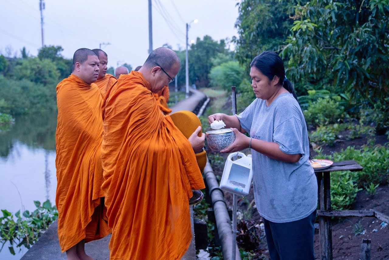 พระธรรมโพธิวงศ์ (วีรยุทฺโธ) ออกบิณฑบาตรอบวัดสุวรรณภูมิพุทธชยันตี.