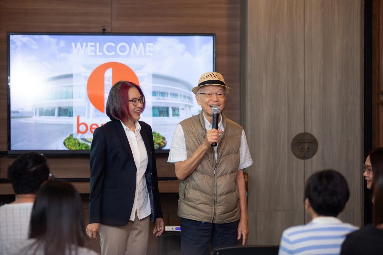 บุญเจือ เอี่ยมพิกุล ในฐานะผู้ก่อตั้งเซียงเพียว กับบุตรสาวคนที่สาม สุวรรณา เอี่ยมพิกุล ในฐานะซีอีโอคนปัจจุบัน