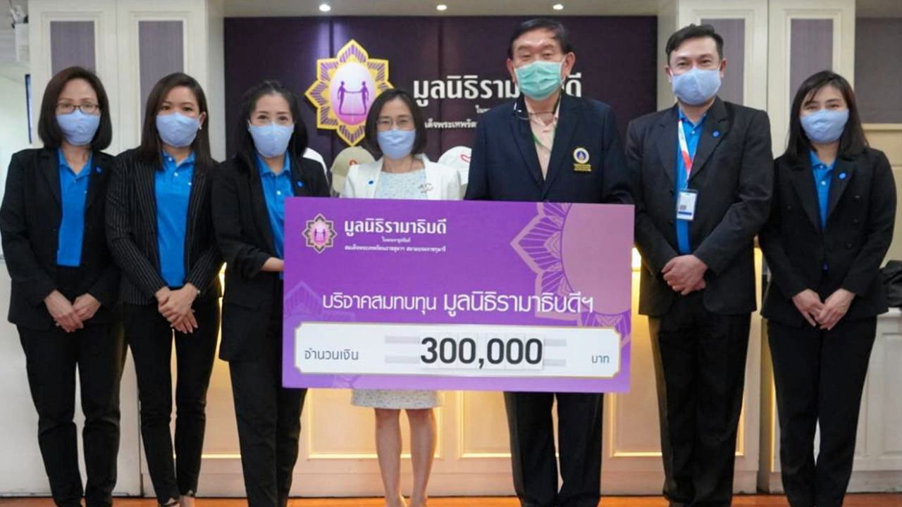 สมทบทุน ภญ.ภัทรพร วิมลวัตรเวที บริจาคเงินจำนวน 300,000 บาท ให้แก่ ศ.นพ.พรชัย สิมะโรจน์ คณะแพทยศาสตร์โรงพยาบาลรามาธิบดี เพื่อสนับสนุนสมทบทุนมูลนิธิรามาธิบดี จัดซื้ออุปกรณ์เครื่องมือทางการแพทย์ ช่วยเหลือผู้ป่วยโรคโควิด-19 ที่สำนักงานมูลนิธิรามาธิบดี วันก่อน.