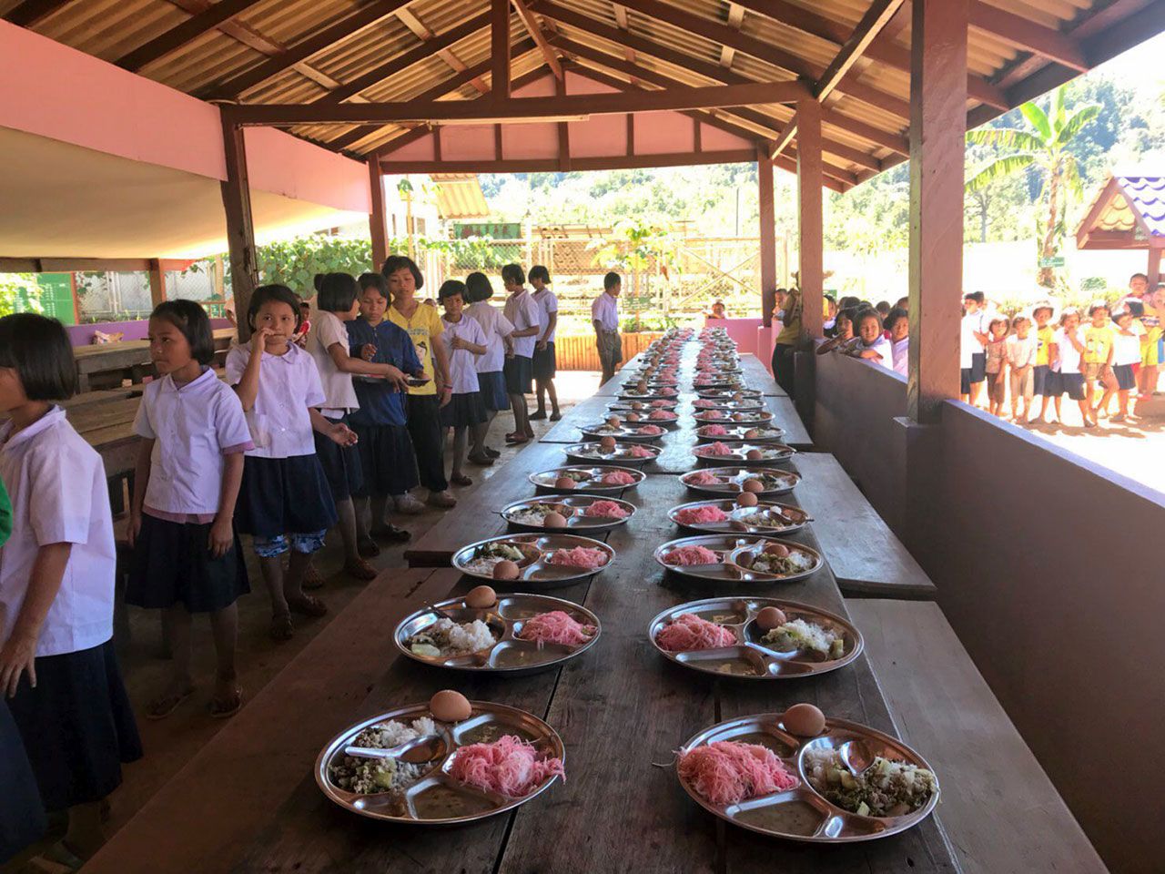 คณะครู ตชด.ปรุงอาหารให้แก่นักเรียน โดยใช้วัตถุดิบที่แช่เย็นไว้กับตู้เย็นพลังงานแสงอาทิตย์ ทำให้นักเรียนได้บริโภคอาหารที่มีคุณภาพ.