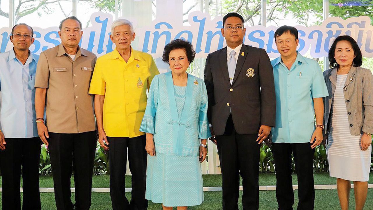 อย่าพลาด สุดสาคร ภัทรกุลนิษฐ์ และ คุณหญิงปราณี เอื้อชูเกียรติ แถลงข่าวการจัดงาน “สีสันพรรณไม้ เทิดไท้บรมราชินีนาถ” ครั้งที่ 12 ระหว่าง 7-14 ส.ค. โดยมี ปิ่นสักก์ สุรัสวดี และ จเรศักดิ์ นันตะวงษ์ มาร่วมงานด้วย ที่อาคารเฉลิมพระเกียรติ สวนสมเด็จพระนางเจ้าสิริกิติ์ วันก่อน.