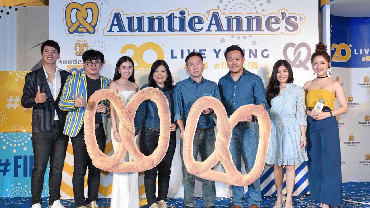 ฉลอง 20 ปี ไอซ์-ศรัณยู วินัยพานิช และ แอร์-ภัณฑิลา ฟูกลิ่น ร่วมงาน “Auntie Anne’s 20th Anniversary Live Young” ฉลอง 20 ปี อานตี้ แอนส์ ประเทศไทย มี สุชีพ ธรรมาชีพเจริญ,ปิยะพงศ์ จิตต์จำนงค์ และ นงนภัส รำเพย ร่วมงาน ที่เซ็นทรัลเวิลด์ วันก่อน.