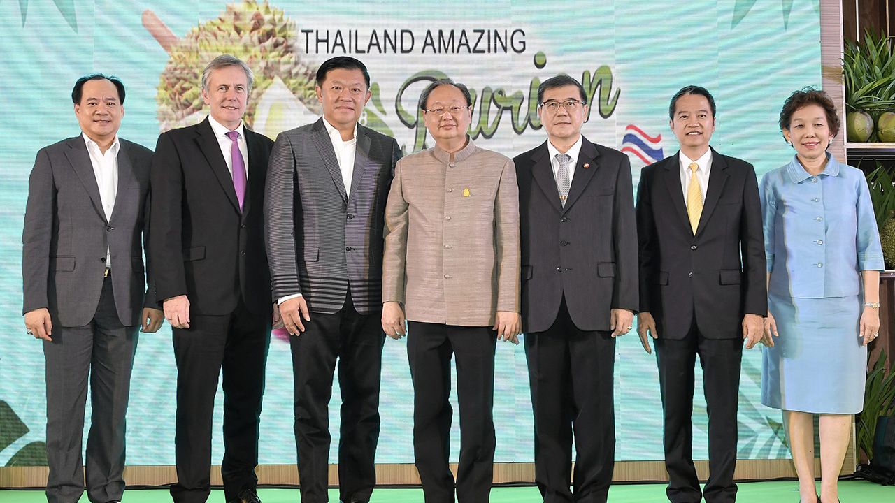 หม่ำเพลิน สนธิรัตน์ สนธิจิรวงศ์ รมว.พาณิชย์ เปิดงาน “THAILAND’S AMAZING DURIAN AND FRUIT FEST 2018” เทศกาลบุฟเฟต์ทุเรียนและผลไม้ไทย โดยมี พิชัย จิราธิวัฒน์, อลิสเตอร์ เทย์เลอร์, บุณยฤทธิ์ กัลยาณมิตร และ ปกรณ์ พรรธนะแพทย์ มาร่วมงานด้วย ที่เซ็นทรัลเวิลด์ วันก่อน.