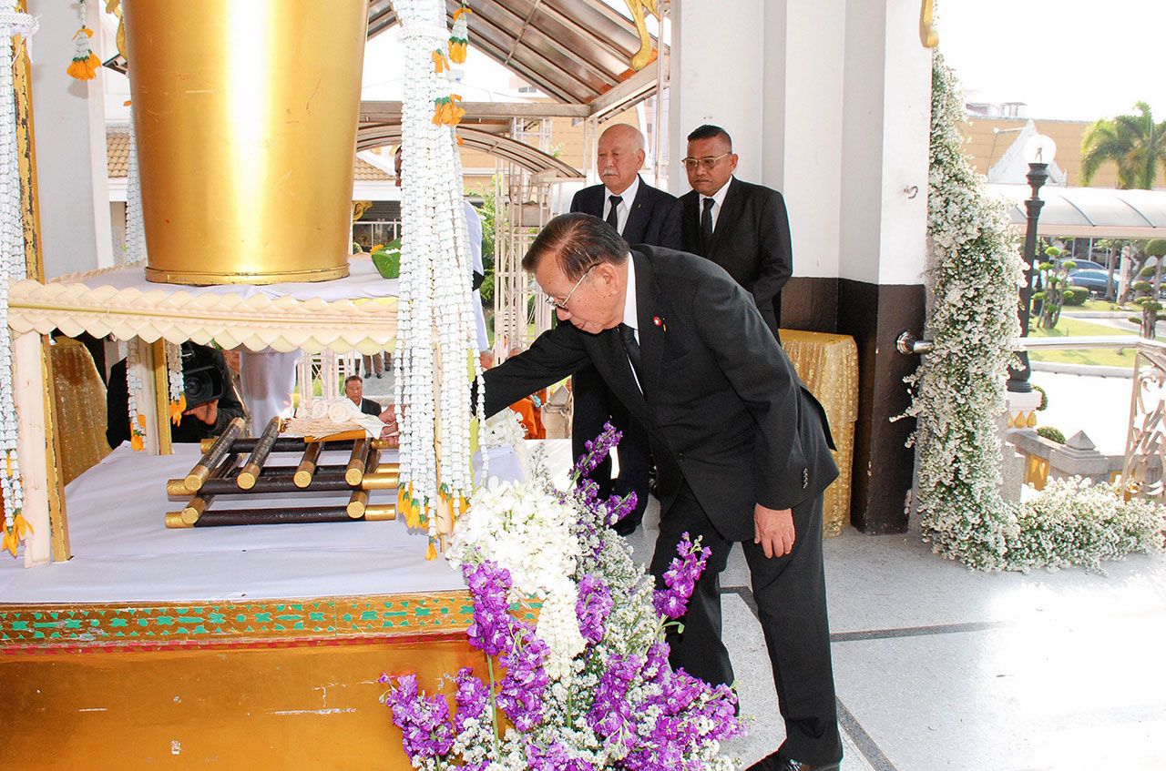 ปลายทางชีวิต เสนาะ เทียนทอง อดีต รมว.มหาดไทย เป็นประธานในพิธีพระราชทานเพลิงศพ ทรงศักดิ์ ศิวนารถ บิดาของ อัญชลี-อิศเรศ-ศราวุธ ศิวนารถ, ปภัคศรา โกสิยกุล,  ปราณวรินทร์ ศิวเศรษฐี, อัมรินทร์-อัครินทร์-ณภพ-อัจฉริยะ-ธัชพล  ศิวนารถ ที่วัดพระศรีมหาธาตุ วันก่อน.