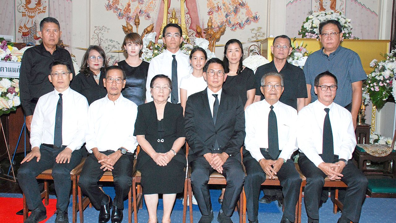 สู่สุคติ จุตินันท์ ภิรมย์ภักดี เป็นประธานในพิธีสวดพระอภิธรรมศพ ธานินทร์ ชมพูนุชธานินทร์ บิดา รวินทร์ ชมพูนุชธานินทร์ โดยมี รังกฤษดิ์ ลักษิตานนท์, อัชฌา สุวรรณปากแพรก, สำราญ ฉัตรโท, กิตติ สิงหาปัด และ ฐิตาภา ทรงเผ่า มาร่วมในพิธีด้วย ที่วัดพระศรีมหาธาตุ บางเขน วันก่อน.