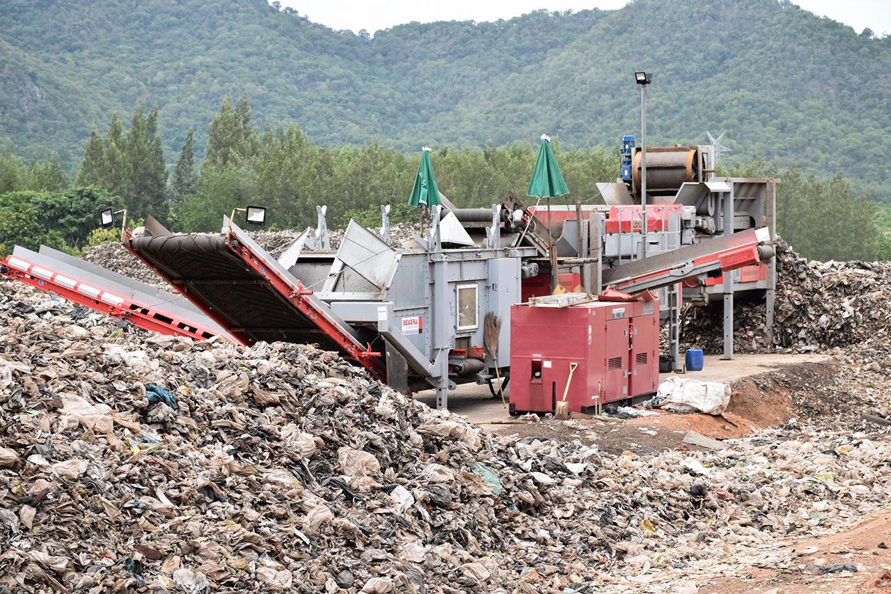 โรงคัดแยกขยะขนาดใหญ่บริเวณเนินเขาทอง 1 ใน 3 โรง กำลังเดินเครื่องคัดแยกขยะ ปัจจุบันสามารถกำจัดขยะไปแล้วกว่า 4 แสนตัน นำร่องต้นแบบแก้ปัญหาขยะ.