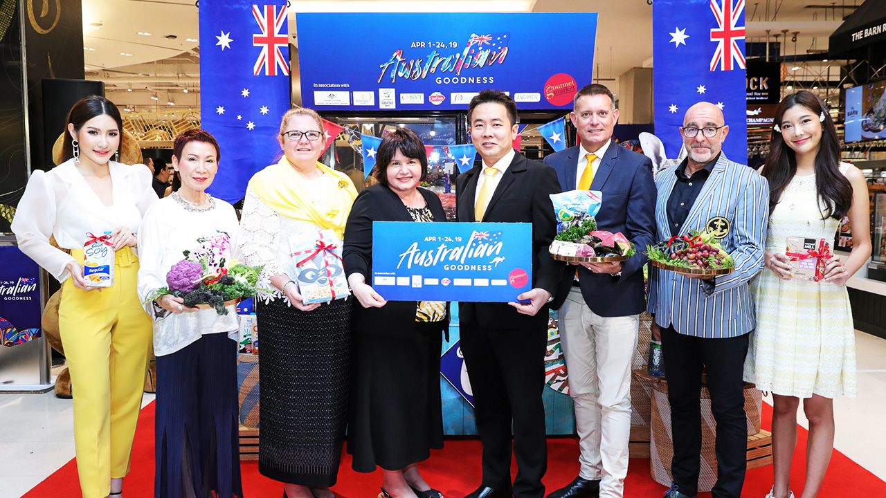 คุณภาพดี  -  ซูซาน คาห์วาติ และ บุญชัย ปลื้มสืบกุล เปิดงาน “Australian Goodness” เทศกาลอาหารรวบรวมวัตถุดิบชั้นเลิศส่งตรงจากประเทศออสเตรเลีย โดยมี สจ๊วต รีส, ดร.อิโลนา สโตบูทสกิ, โลร็องต์ พุช และ นงนุช นามวงศ์ มาร่วมงานด้วย ที่กูร์เมต์ มาร์เก็ต พารากอน วันก่อน.