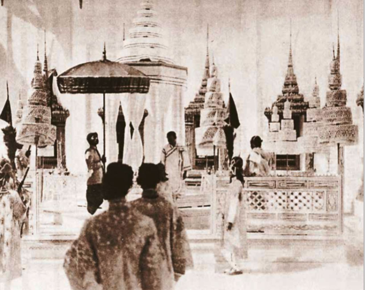 พระบาทสมเด็จพระมงกุฎเกล้าเจ้าอยู่หัว ทรงพระภูษาเศวตพัสตร์ ทรงสะพักขาวขลิบทอง เสด็จประทับมณฑปพระกระยาสนาน สรงพระมุรธาภิเษกสนาน ในพระราชพิธีบรมราชาภิเษกสมโภชวันที่ 2 ธ.ค. 2454