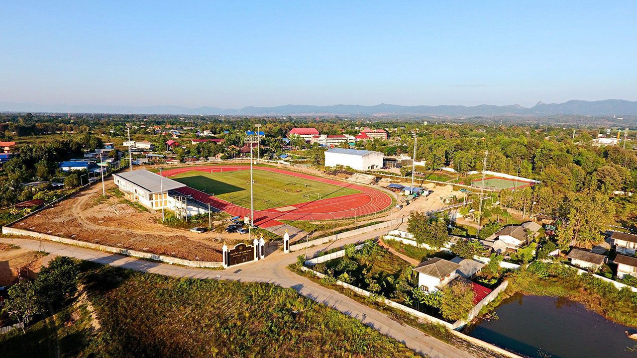 สนามกีฬาขนาดใหญ่ในเขตเทศบาลนครแม่สอด จังหวัดตาก ที่จัดสร้างขึ้นรองรับการจัดการแข่งขันกีฬารายการใหญ่ๆ รองรับการเป็นเมืองเศรษฐกิจพิเศษ.