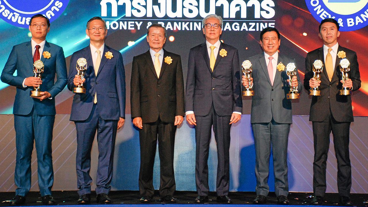 ฝีมือดี ดร.สมคิด จาตุศรีพิทักษ์ มอบรางวัลเกียรติยศ Money & Banking Awards 2019 จากวารสารการเงินธนาคารของ สันติ วิริยะรังสฤษฎ์ ให้แก่ ดร.ชาติชาย พยุหนาวีชัย, ชาติศิริ โสภณพนิช, เอนก พนาอภิชน และ ณรงค์ศักดิ์ เลิศทรัพย์ทวี ที่โรงแรมดิ แอทธินี วันก่อน.