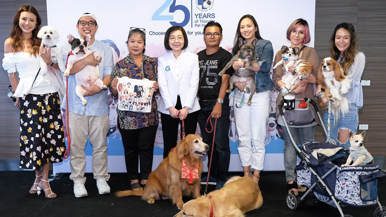 ช่วยสี่ขา สพ.ญ.กฤติกา ชัยสุพัฒนากุล จัดโครงการ CSR “25th Anniversary Thonglor Pet Hospital”จับมือน้องหมาน้องแมวจาก 25 เพจดัง เปิดประมูลกระเป๋าผ้าลายพิเศษ รายได้ไม่หักค่าใช้จ่ายมอบให้ “ป้าจุ๊” บ้านพักสี่ขาเพื่อหมาจร เก๋–ชลลดา ร่วมงาน วันก่อน.