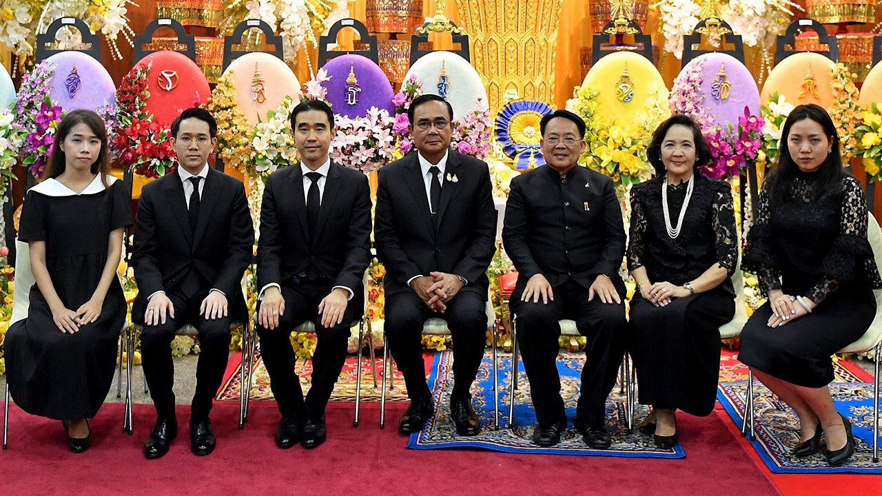 สู่สุคติ  -  อัศวิน เตชะเจริญวิกุล เป็นประธานในพิธีสวดพระอภิธรรมศพ พ.อ.ประพัฒน์ จันทร์โอชา บิดาของ พล.อ.ประยุทธ์ จันทร์โอชา นายกรัฐมนตรี โดยมี วิภาดา ดวงรัตน์, เสถียรพงษ์ เพ็ชรตระกูล และ วรลักษณ์ เด่นสกุล มาร่วมในพิธีด้วย ที่วัดโสมนัสราชวรวิหาร ค่ำวันก่อน.