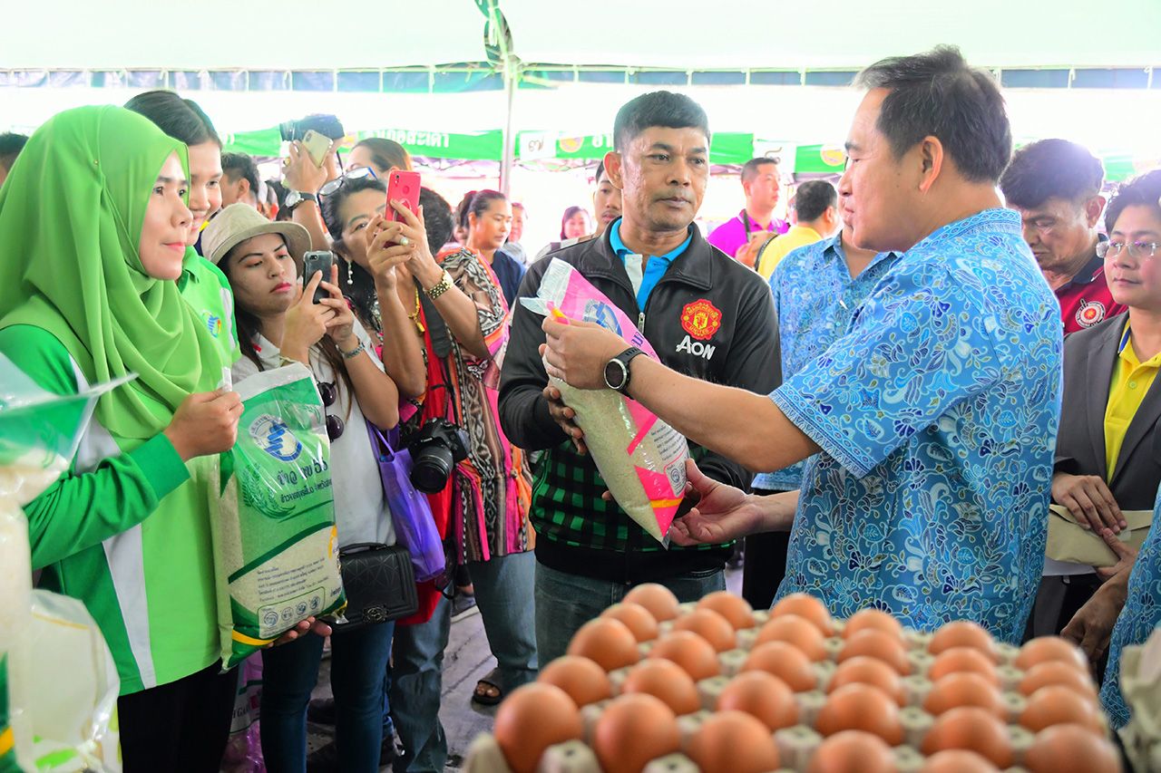 อธิบดีกรมศุลกากร ให้ความสนใจกับสินค้าที่นำมาวางจำหน่ายภายใน“ตลาดประชารัฐศุลกากรเพื่อชุมชน” เพื่อเพิ่มช่องทางขายให้กับผู้ประกอบการท้องถิ่น.