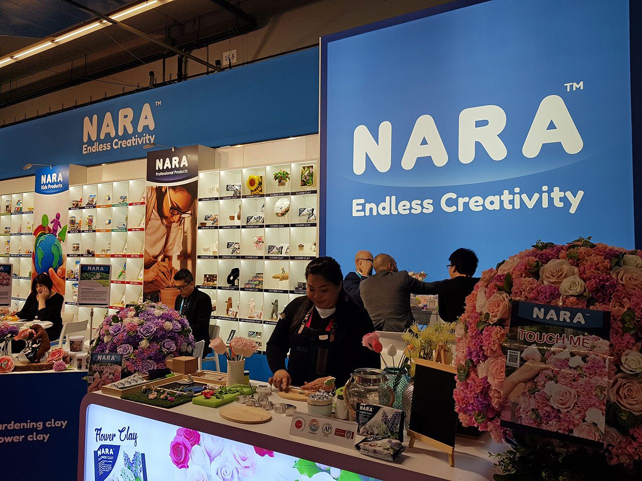 สินค้าดินน้ำมันและอุปกรณ์เกี่ยวกับงานปั้น แบรนด์ “NARA” ของ บ.นารา โกลบอล จำกัด จากประเทศไทย ได้รับความสนใจจากผู้เข้าชมงาน.