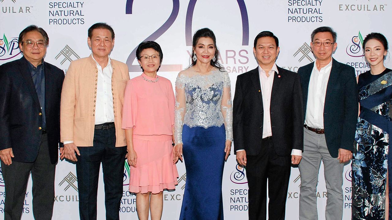 ยี่สิบปี รศ.ดร.พรรณวิภา กฤษฎาพงษ์ และ ดร.ธีรญา กฤษฎาพงษ์ จัดงานเลี้ยงครบรอบ 20 ปี บริษัทสเปเชียลตี้ เนเชอรัล โปรดักส์ โดยมี วรวัจน์ เอื้ออภิญญกุล, อนงค์ ไพจิตรประภรณ์, ดร.วิวรรธน์ กฤษฎาสิมะ และ พิทักษ์ ลาภปรารถนา  มาร่วมงานด้วย ที่สยามสมาคม วันก่อน.