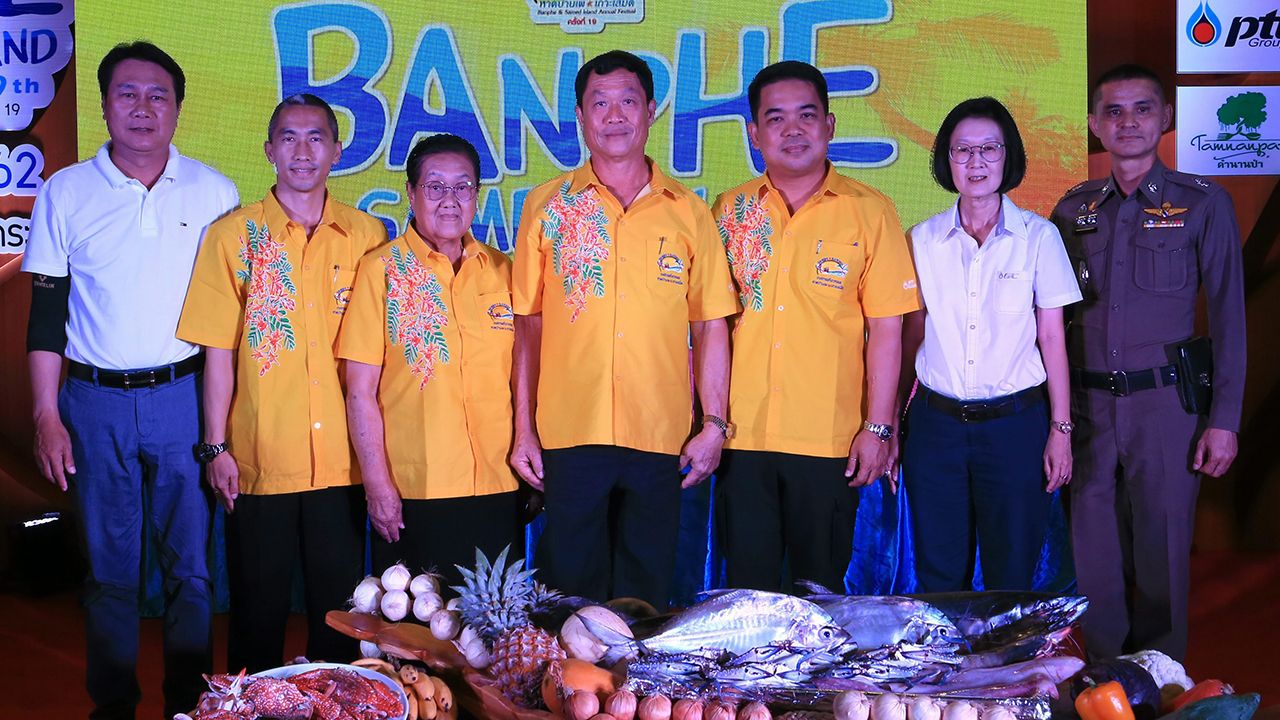 หาดสวย  -  ไพรัตน์ อรุณเวสสะเศรษฐ นายกเทศมนตรีตำบลบ้านเพ แถลงข่าวการจัด “เทศกาลเที่ยวทะเลหาดบ้านเพ-เกาะเสม็ด ครั้งที่ 19” ระหว่าง 6-10 ธ.ค. ที่ท่าเทียบเรือเทศบาล ต.บ้านเพ โดยมี อัครวิชย์ เทพาสิต และ วีรวัฒน์ ยมจินดา มาร่วมงานด้วย ที่ตำนานป่า รีสอร์ท วันก่อน.