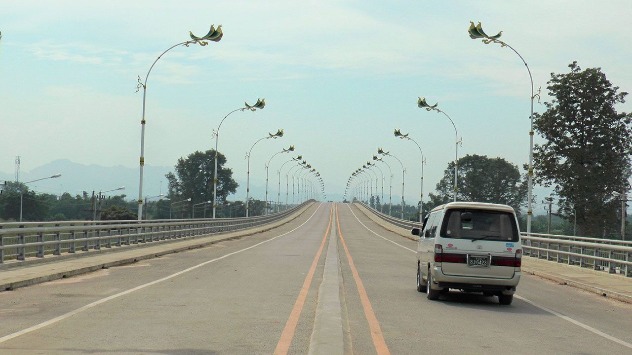 สะพานมิตรภาพไทย-เมียนมา แห่งที่ 2 อ.แม่สอด จ.ตาก เส้นทางผ่านของรถบรรทุกสินค้าจาก อ.แม่สอด ไปยัง จ.เมียวดี ของเมียนมา.