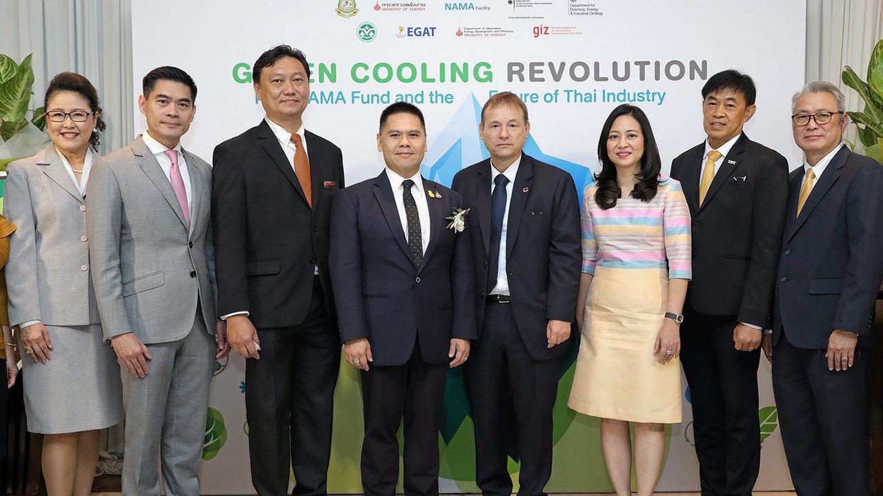 ลดโลกร้อน  -  วราวุธ ศิลปอาชา รมว.ทส. เปิดงาน GREEN COOLING REVOLUTION:RAC NAMA Fund and the Future of Thai Industry โดยมี เกออร์ก ชมิดท์, อนันต์ วัชรพงษ์วินิจ, เทพรัตน์ เทพพิทักษ์ และ รวีวรรณ ภูริเดช มาร่วมงานด้วย ที่โรงแรมอนันตรา สยาม วันก่อน.