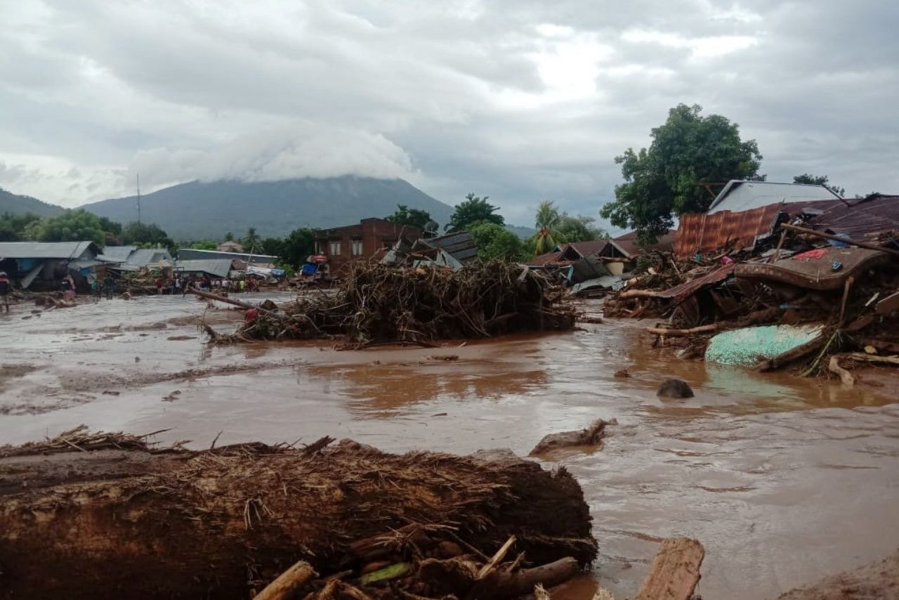 สภาพดินโคลนถล่ม ที่เมืองฟลอเรสตะวันออก จังหวัดนูซาเตงการาตะวันออก หลังประสบภัยพิบัติดินโคลนถล่ม จากอิทธิพลพายุฝนตกหนัก 