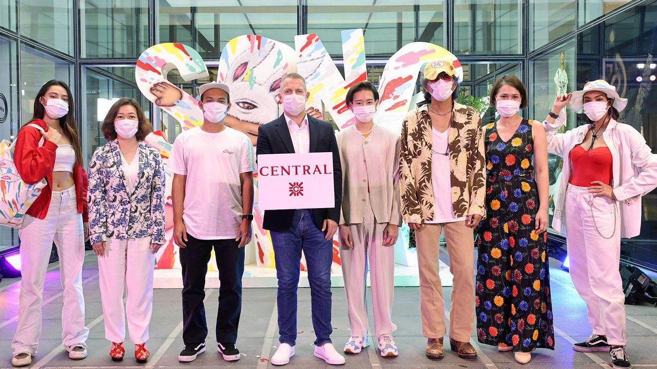 สงกรานต์ สเตฟาน จูเบิร์ท และ จิรวรรณ วัฒนสมบัติ จัดแคมเปญ Central Happy Songkran ให้ศิลปินดังร่วมออกแบบประติมากรรม โดยมี จันทนา พรพงศ์, จิตต์สิงห์ สมบุญ, ภากร ดำรงค์วัฒนโภคิน และ อเล็ก เฟส มาร่วมงานด้วย ที่เซ็นทรัลเวิลด์ วันก่อน.