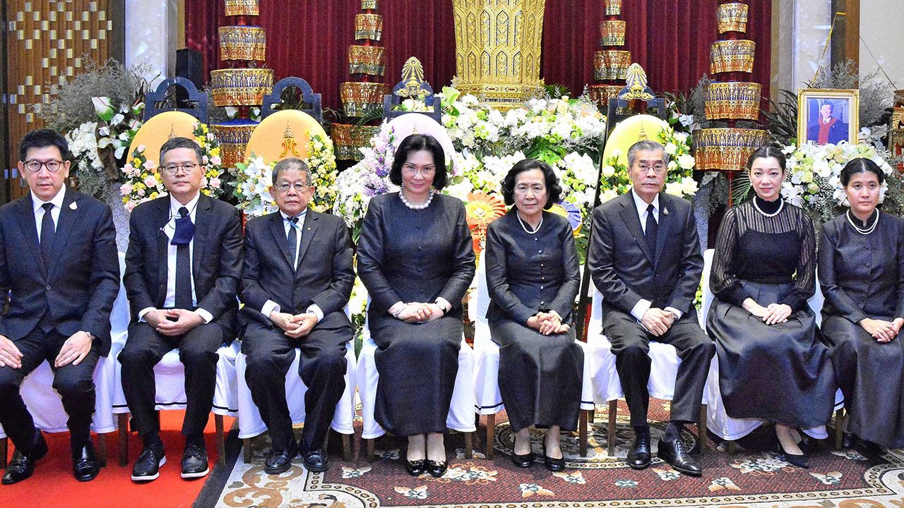 สู่สุคติ - คุณหญิงปัทมา ลีสวัสดิ์ตระกูล เป็นประธานร่วมในพิธีสวดพระอภิธรรมศพ ศ.ดร.อิสสระ นิติทัณฑ์ประภาศ อดีตประธานศาลรัฐธรรมนูญ สามี ผาณิต นิติทัณฑ์ประภาศ โดยมี ดร.สมศักดิ์ ลีสวัสดิ์ตระกูล และ ธีระพันธ์ เพ็ชร์สุวรรณ์ มาร่วมในพิธีด้วย ที่วัดเทพศิรินทราวาส วันก่อน.